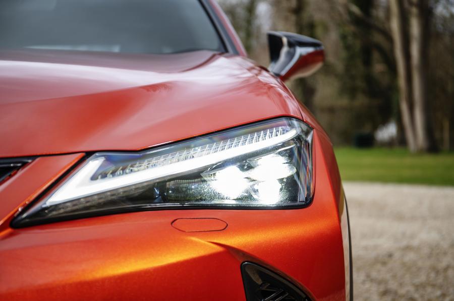Детали экстерьера Lexus UX250h F-Sport 2019 года  (UK) (фото 5 из 40)